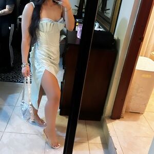 Elegant Light Green Dress with Slit